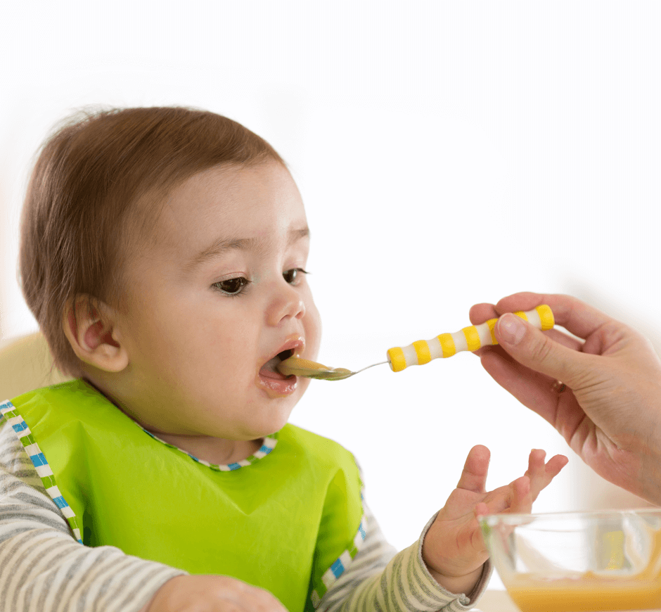 Bebé comiendo su cereal Gerber