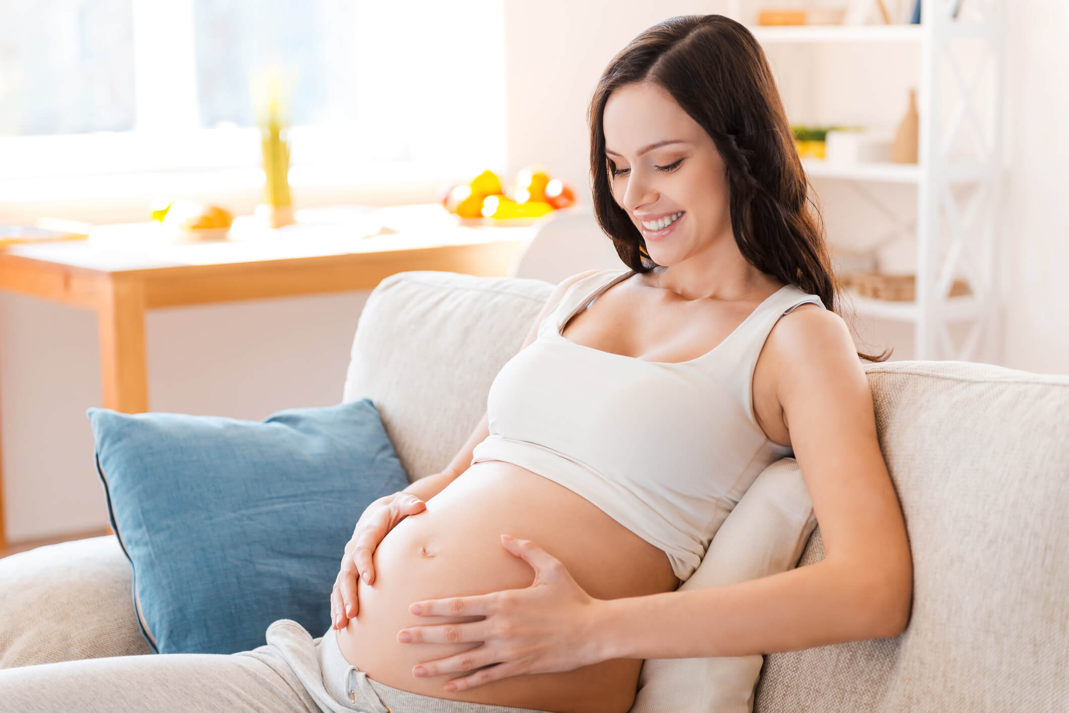 Joven en el primer trimestre del embarazo disfruta de las etapas del embarazo