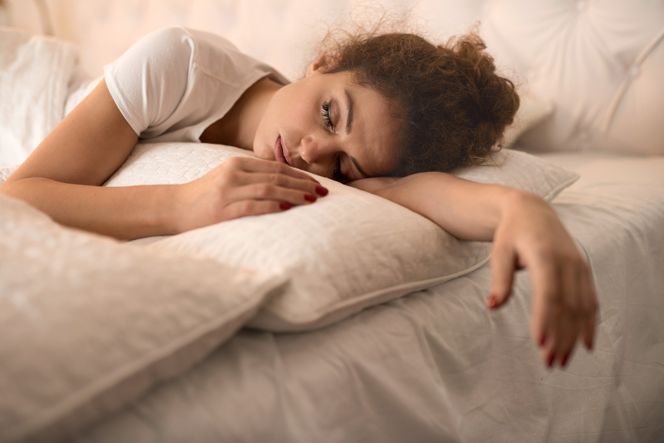 Mujer descansando en la cama después de tener vómito en el embarazo