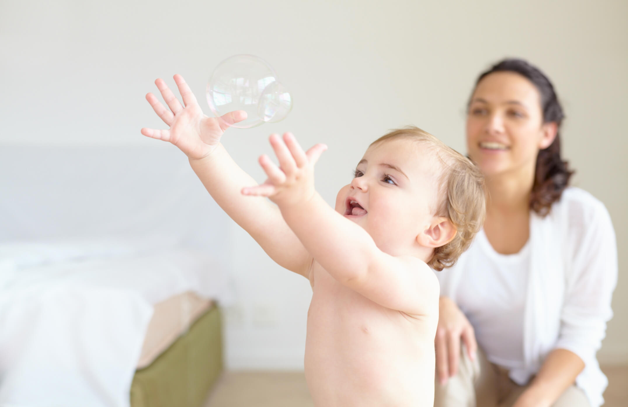 un bebé jugando con una burbuja de jabón