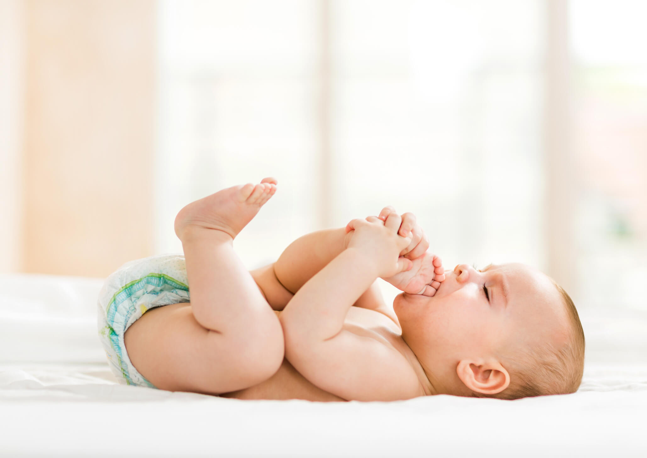 Bebe de 5 meses empieza a jugar con sus pies
