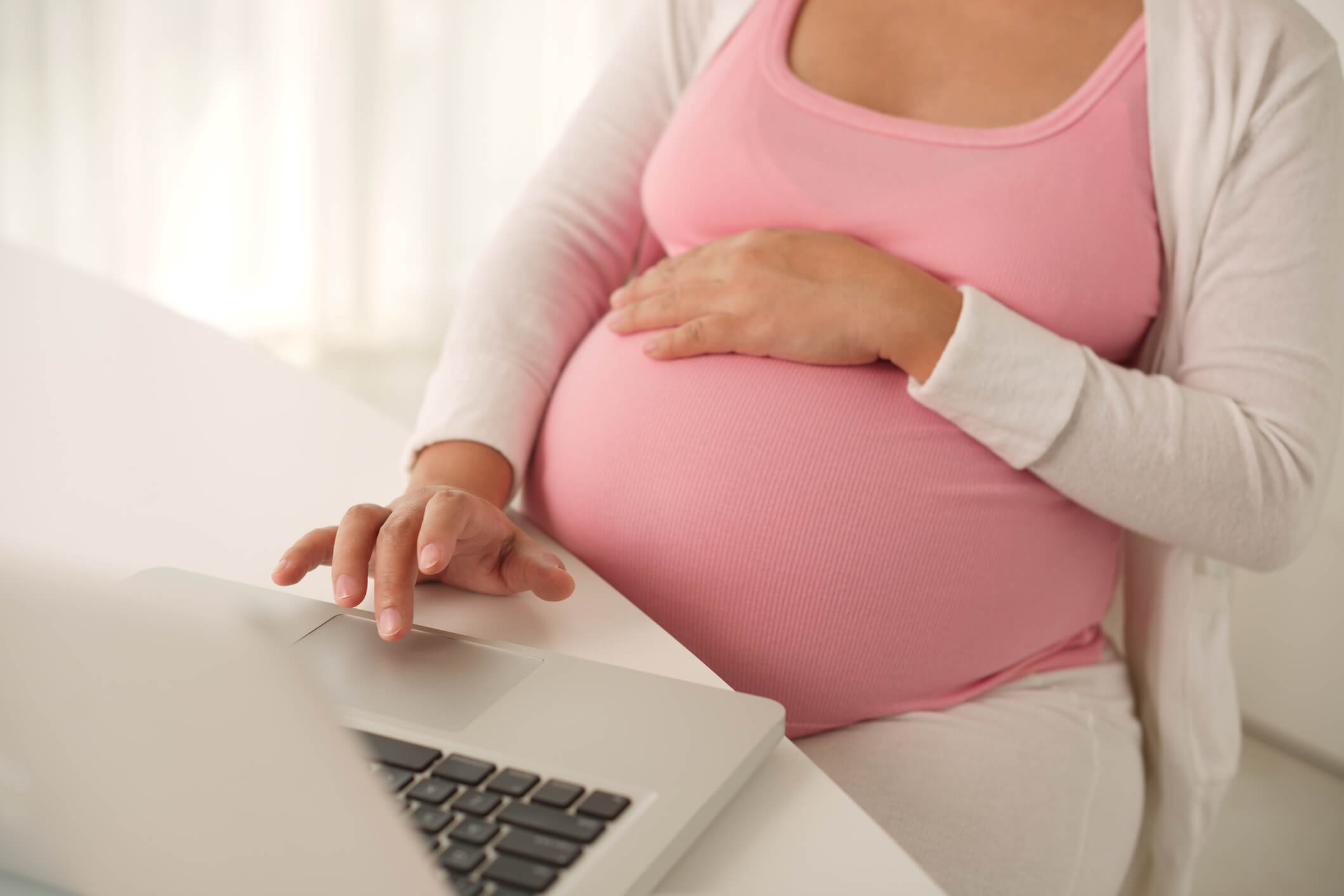 Joven en el tercer trimestre de embarazo se informa sobre los cambios en su cuerpo