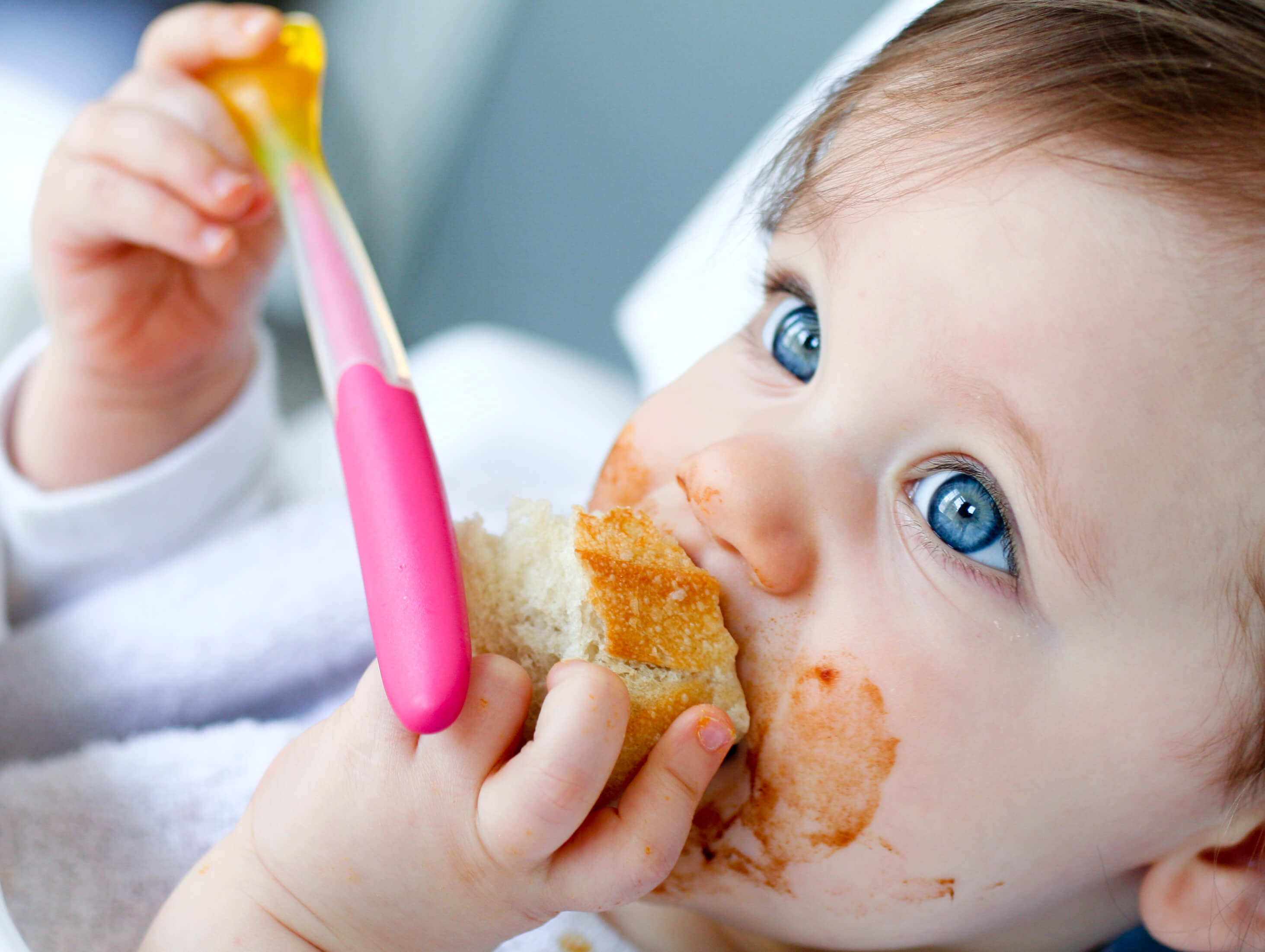 un bebé comiendo pan