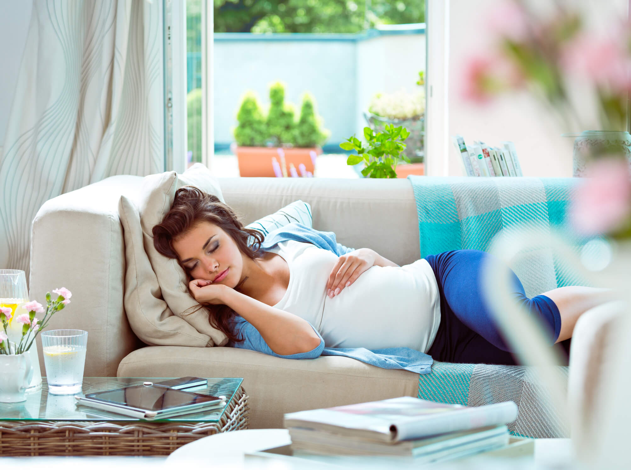 Mujer embarazada descasando para alivianar las molestias en el primer trimestre