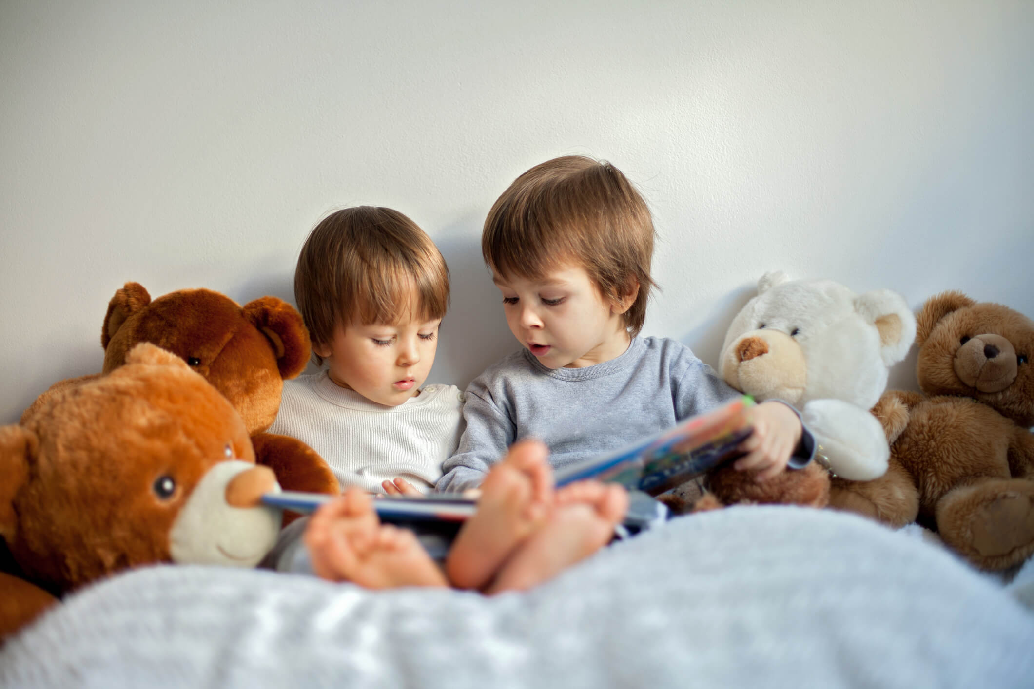 dos niños leyendo un libro
