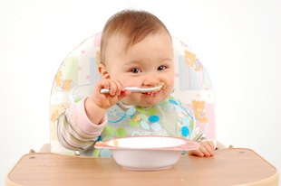 bebé comiendo sopa