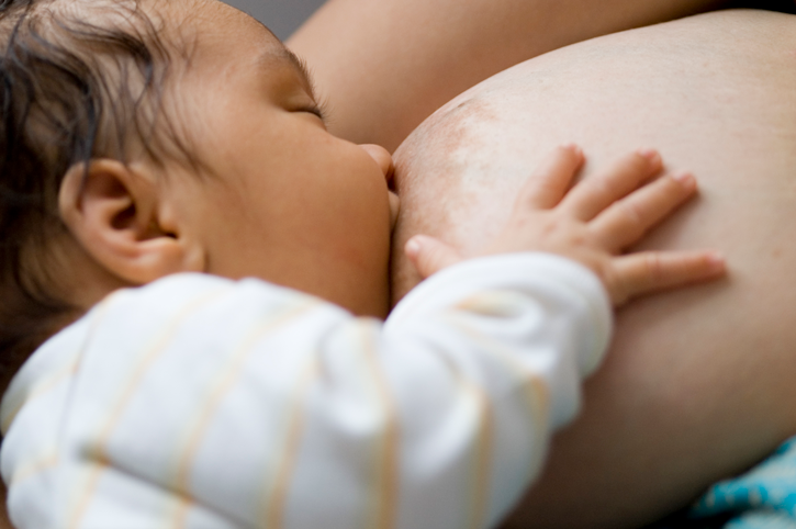bebé tomando leche materna del pecho de su madre