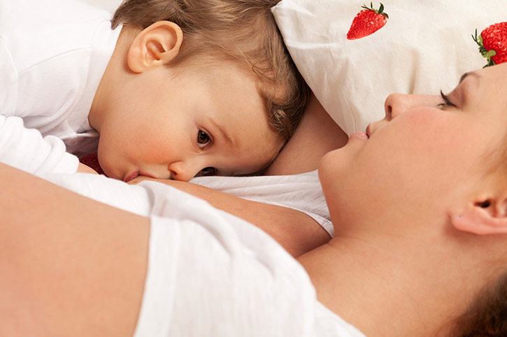 Mama dando leche materna a su bebe para darle anticuerpos y cuidar su sistema inmunologico