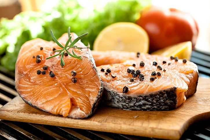 El salmón es parte de una alimentación balanceada que puede ayudar a aumentar la fertilidad