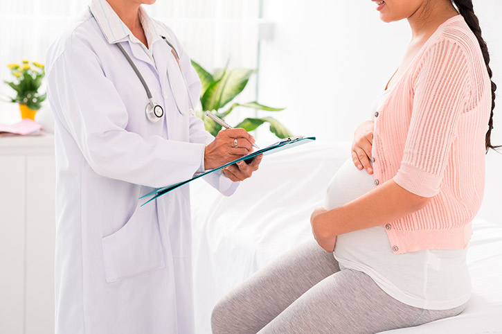 Mujer visita a su doctor para aprender cómo evitar el estrés en el embarazo