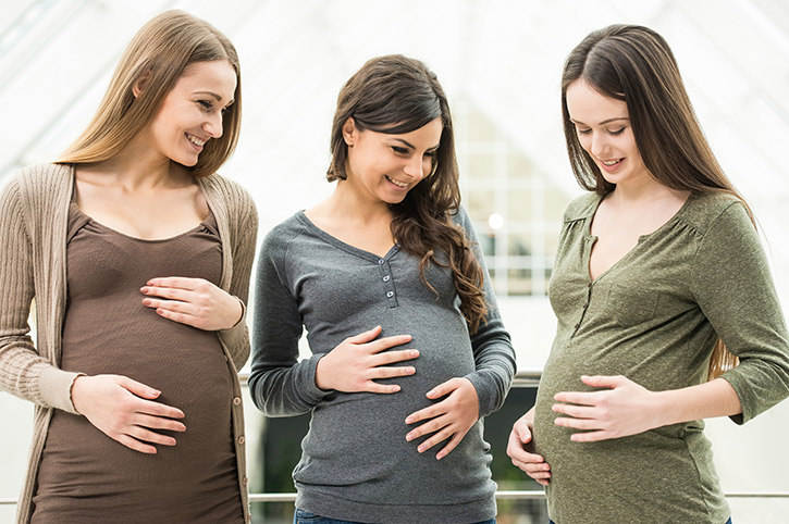 Mujeres disfrutando su embarazo y apoyándose para sentirse mejor