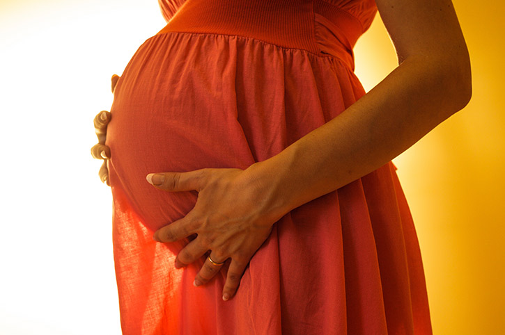 Una mujer embarazada debe descansar seguido por bienestar de ella y de su bebe