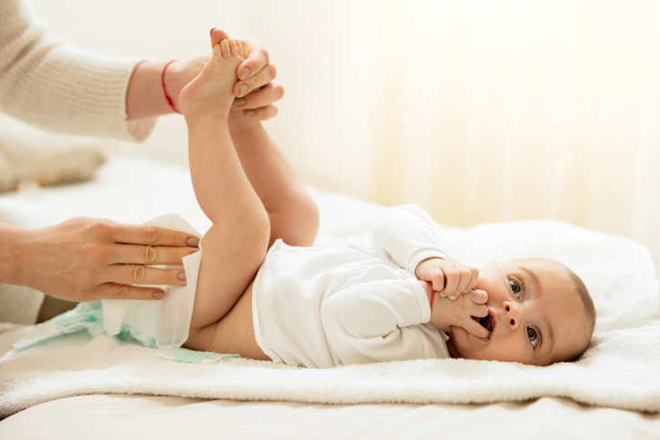 Es muy importante cuidar la piel del bebé después de limpiarlo, para evitar las rozaduras