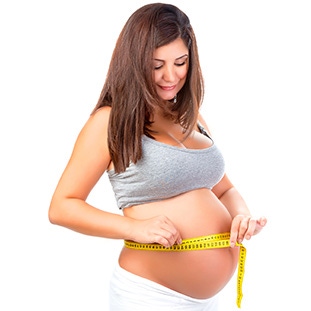 Mujer cuida su peso durante el embarazo