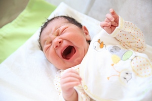 foto de un bebé llorando