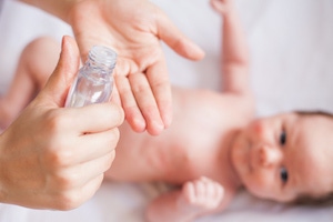 Unos masajes abdominales al bebé le pueden ayudar a mejorar su digestión