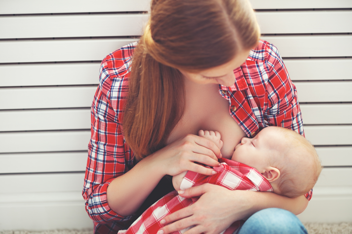 Las madres que dan pecho a su bebé deben cuidar la microbiota del seno