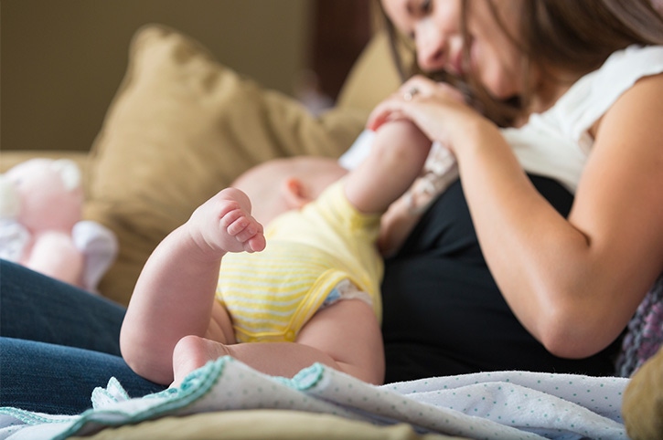 la lactancia no solo ayuda a la mamá, también es benéfica para el bebé