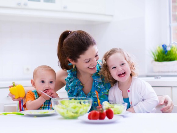 Madre-con-sus-dos-hijos-disfrutando-de-desayunos-saludables