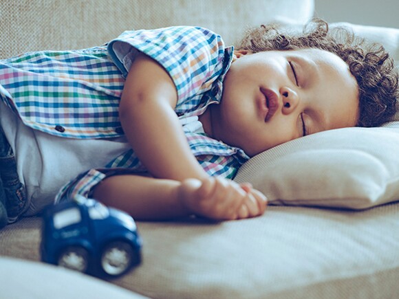 bebe durmiendo en el sillón anemia en niños