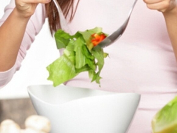 Mujer llevando una alimentacion saludable en el embarazo