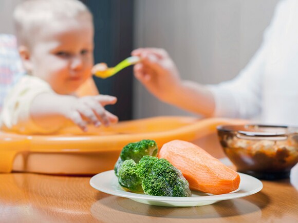 bebé-comiendo-verduras