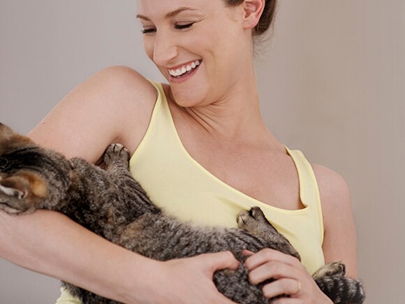 mujer-embarazada-feliz-cargando-gato