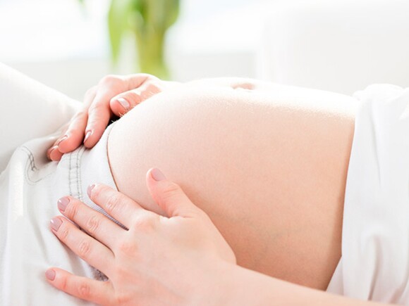 Mujer embarazada realiza cuidados básicos