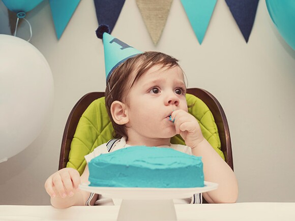 niña-un-año-festejando-con-pastel
