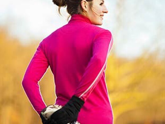 Mujer-realiza-estiramientos-antes-de-correr 