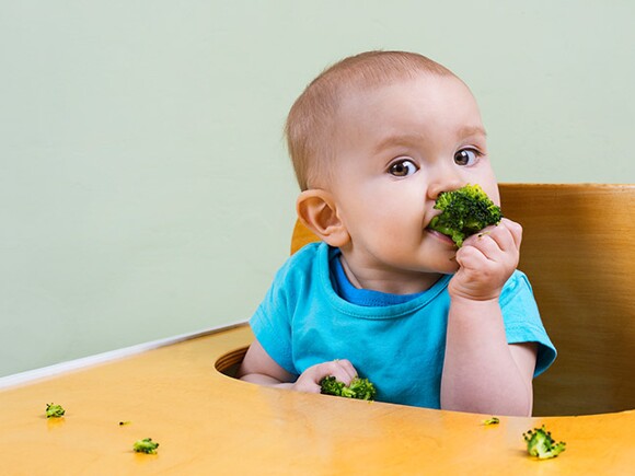 bebé-comiendo-brócoli 