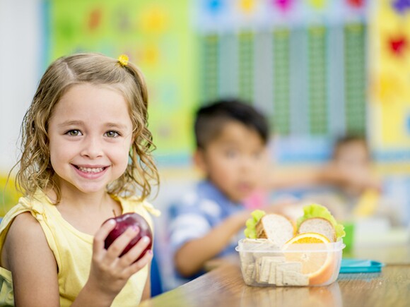 Pequeños comiendo manzanas y alimentos saludables contra la obesidad infantil