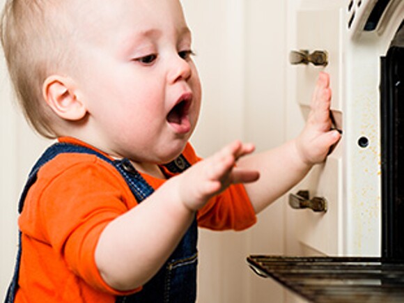 Niño-pequeño-agarrando-puertas-de-la-cocina