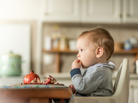 Niño pequeño comiendo snacks saludables