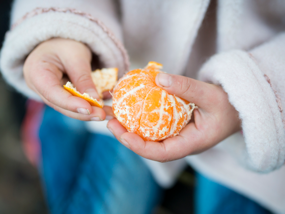 niña-comiendo-mandarina