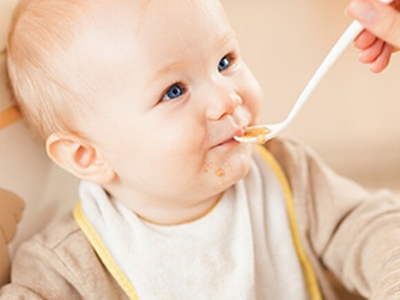 Bebé-9-meses-comiendo