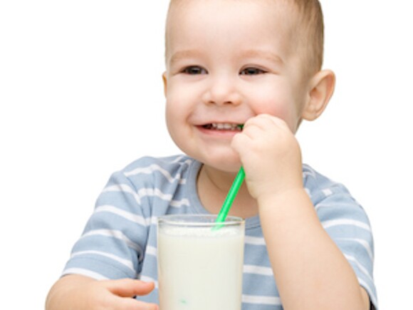 Niño pequeño con vaso de leche