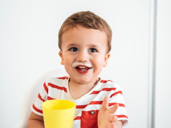 Niño tomando leche especialmente desarrollada para pequeños de 1 año en adelante