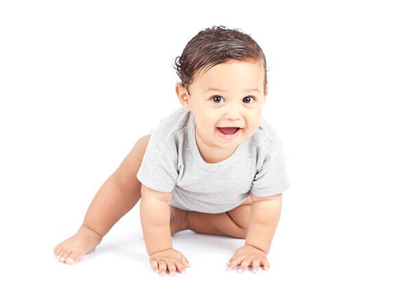 Bebé de 7 meses gateando y sonriendo