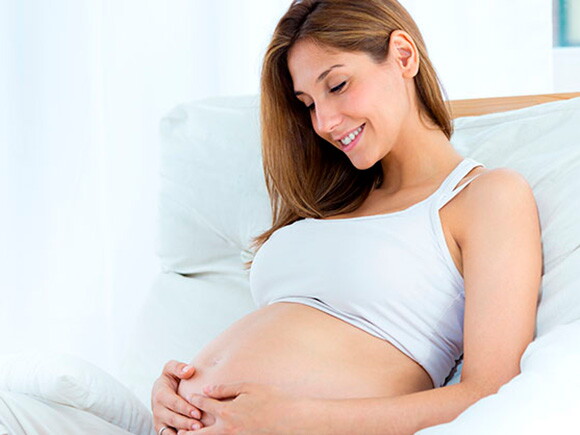 Mujer embarazada tocándose la panza