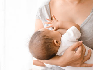 Madre con bebé estimulando su producción de leche materna