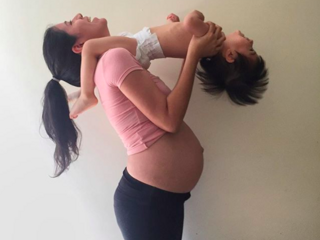 Embarazada haciendo ejercicio con su pequeño. 