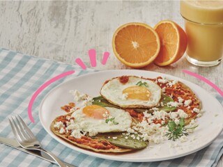 Desayuno plato con huevos cazuela y vaso con jugo de naranja 
