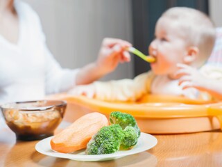 Bebé de 6 meses comiendo alimentos sólidos 