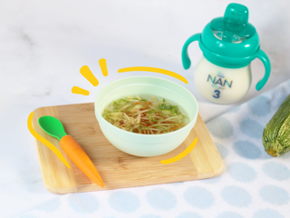 plato de sopa de verduras ralladas vaso entrenador con leche nan 3