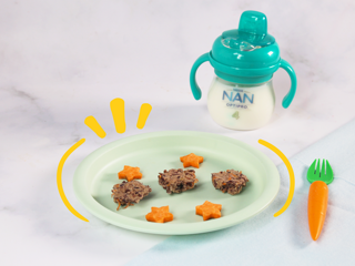 Plato con tortitas de frijol para bebe vaso entrenador con leche nan