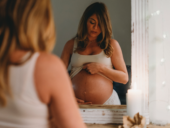 Mujer embarazada ve estrías en espejo