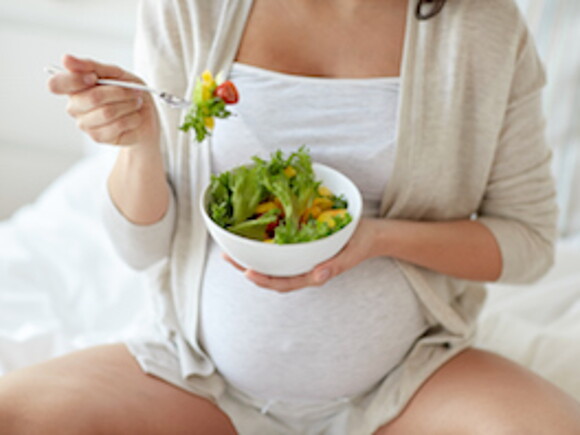 Mujer comiendo su menú para el embarazo