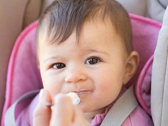 Bebé-pequeño-comiendo-yogurt