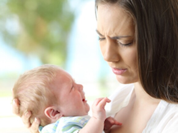 Mujer con bebé llorando